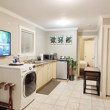 Private Suite W King Bed, Ground Level, Naturally Bright Vancouver Rom bilde