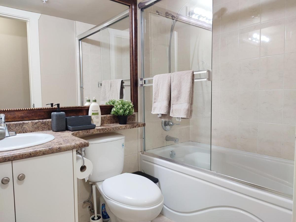 Private Suite W King Bed, Ground Level, Naturally Bright Vancouver Eksteriør bilde