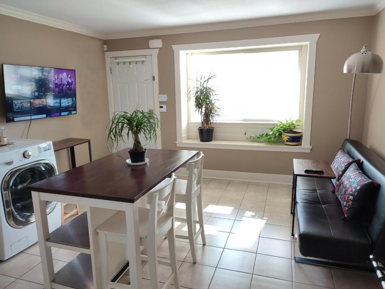 Private Suite W King Bed, Ground Level, Naturally Bright Vancouver Eksteriør bilde
