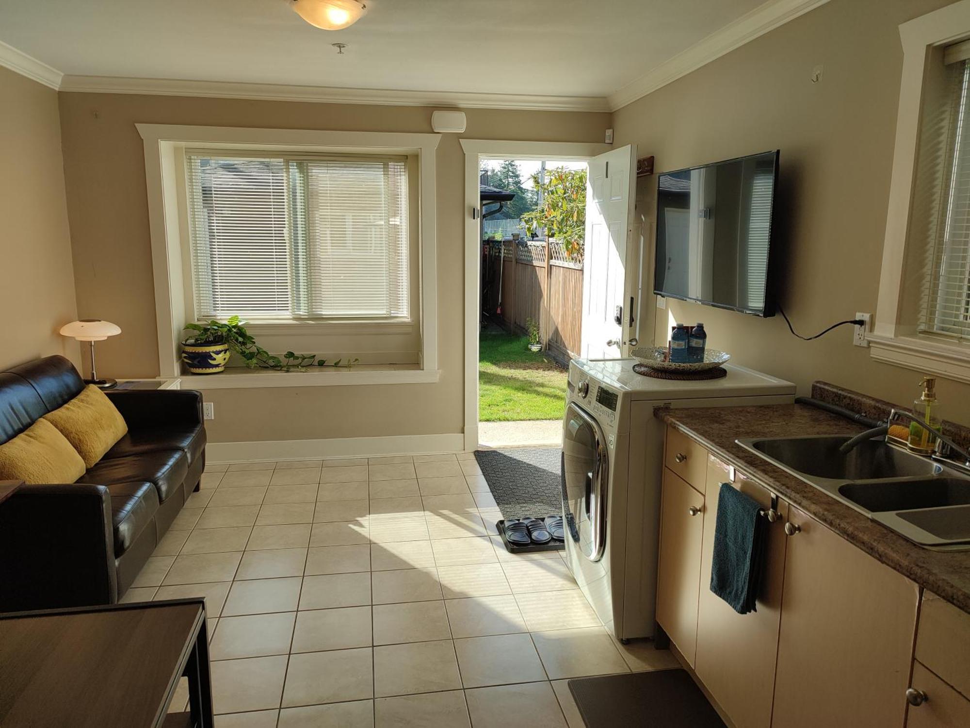 Private Suite W King Bed, Ground Level, Naturally Bright Vancouver Rom bilde