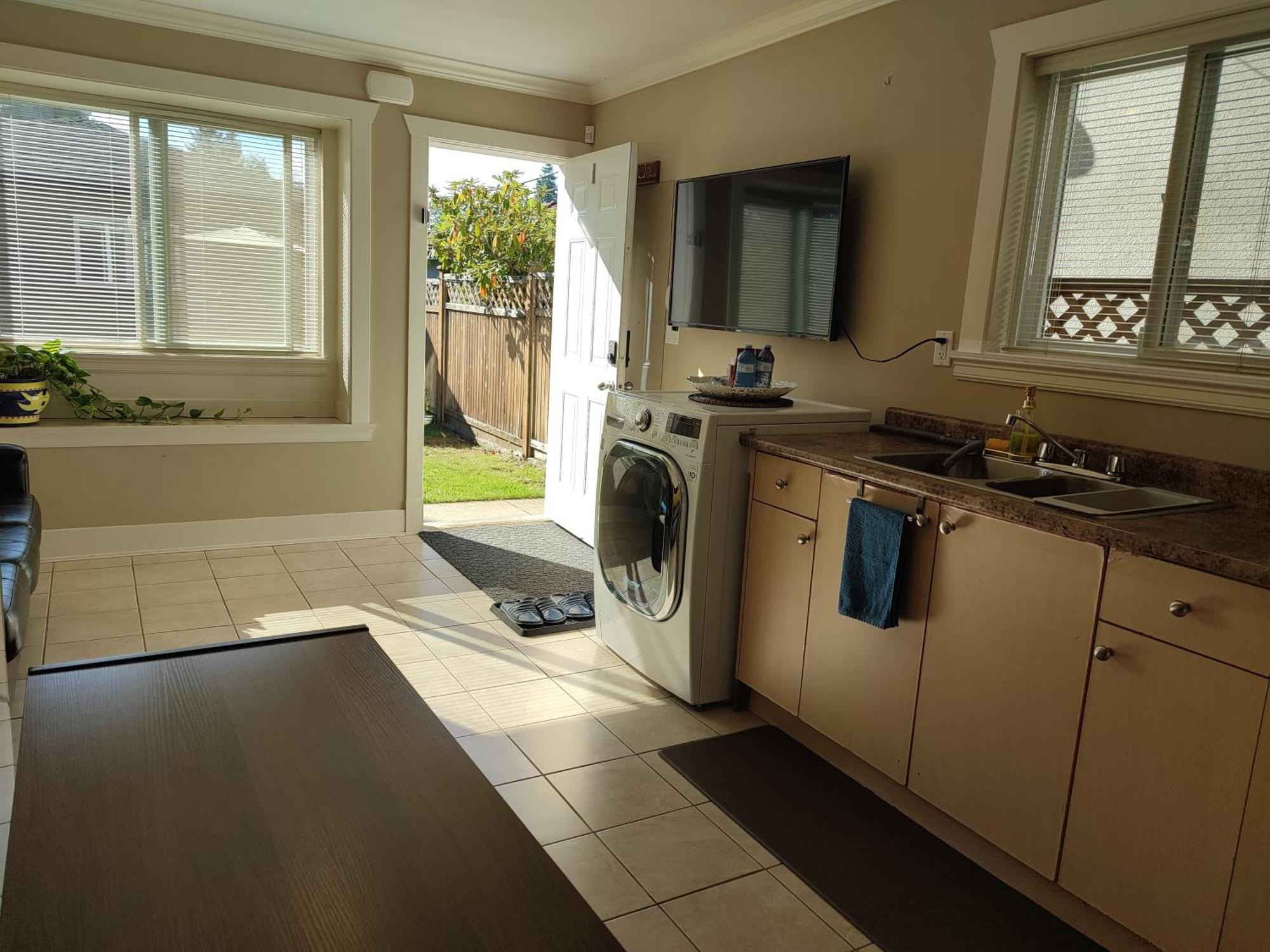 Private Suite W King Bed, Ground Level, Naturally Bright Vancouver Rom bilde