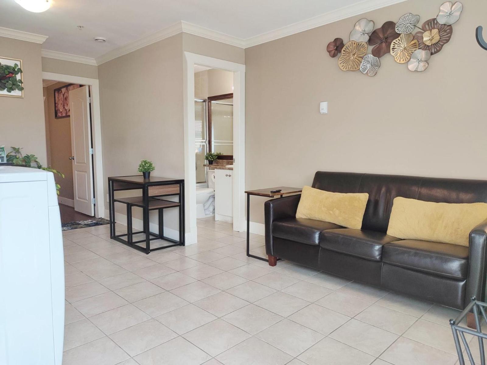 Private Suite W King Bed, Ground Level, Naturally Bright Vancouver Rom bilde