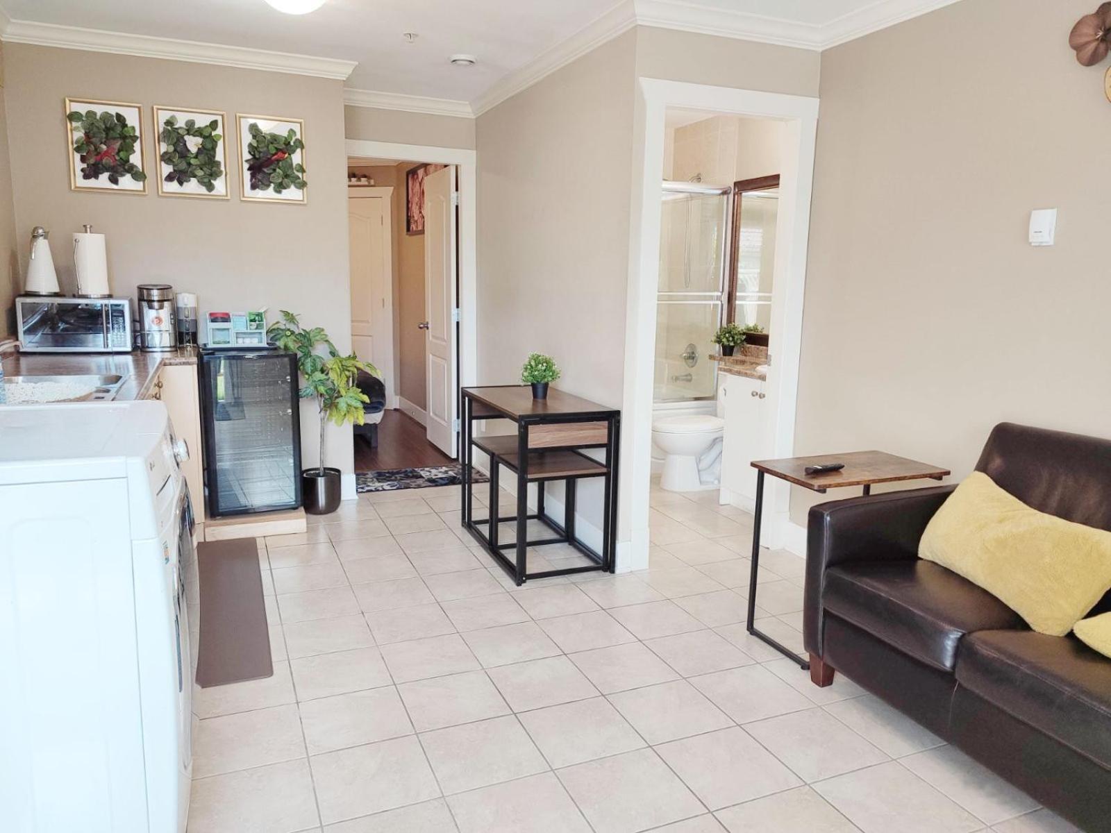 Private Suite W King Bed, Ground Level, Naturally Bright Vancouver Rom bilde