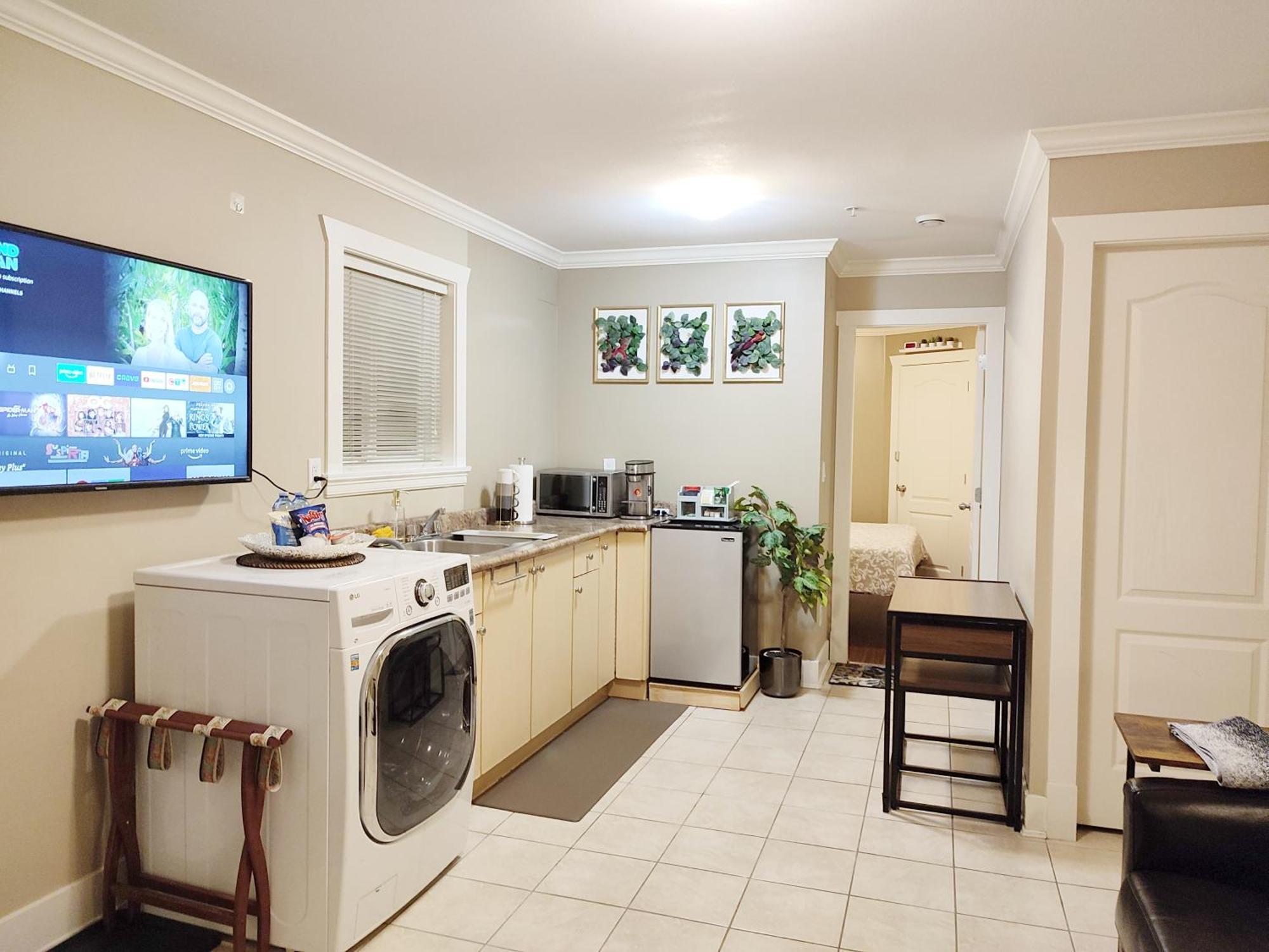 Private Suite W King Bed, Ground Level, Naturally Bright Vancouver Rom bilde